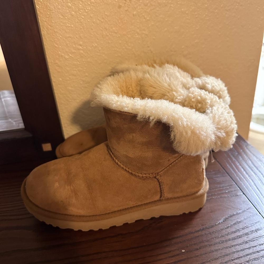 UGG Tan Boots with Cream Fur & Bow - Picture 5 of 7